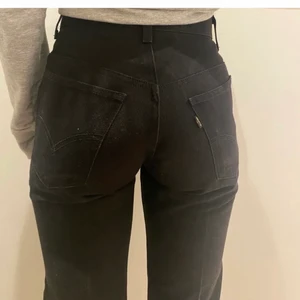 Levi’s jeans - Så fin svarta Levi‘S jeans i en rak modell. Köpta här på plick och verkligen superfina men var tyvärr för små för mig. Bilderna är lånade av förra säljaren 🤍 Storlek 27/32, säljer för 250kr + frakt