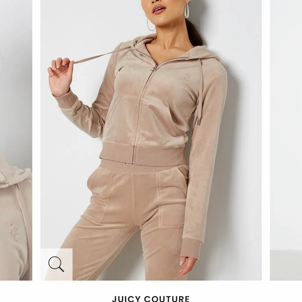 Juicy couture hoodie i färgen warm taupe strl XS. Köptes på plick och den är i väldigt bra skick, oanvänd. Prislapp finns kvar. Säljes pga för stor för mig. Tröjor & Koftor.