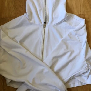 Tunn kofta - Säljer den här fina tunna koftan. Den är väldigt croppad samt har dragkedja över luvan. (Skriv för mer bilder samt mått). Säljer den då den inte kommer till användning för att den inte är min stil. Har aldrig använt den.