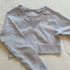 Träningströja - Säljer denna snygga pastell lila träningströja från Raw Athlete. Tröjan har en öppning i ryggen som en extra detalj och hål för tummarna. Endast använd ett fåtal gånger så i nyskick. Storlek XS. Pris kan diskuteras. ⭐️