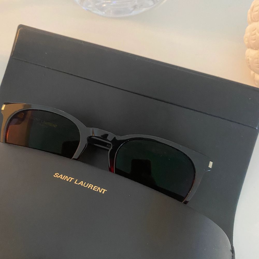 Säljes dessa snygga solglasögon från saint Laurent äkta och köpta på synsam!!! nypris 2699kr  säljes för 350kr  kan skickas! Knappt använda inga repor el dyl! . Accessoarer.
