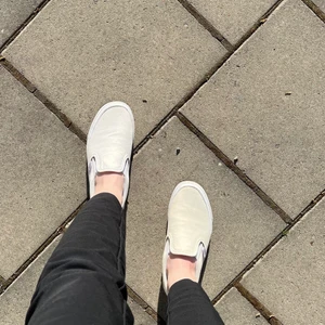 VANS  - VANS slip-ons vita i storlek 37!!! Knappt använda, säljer endast för att de egentligen är för små för mig! Jättefina sommarskor som passar till allt verkligen! Säljer för 425kr exklusive frakt! Inköpta för 650kr🌸 