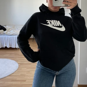 Nike hoodie - Nike hoodie i barnstrl XL, jag bär vanligtvis strl XS-S för referens 💌 Den är i begagnat skick och fraktas spårbart för 57 kr! 🖤