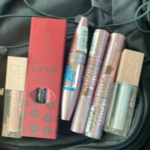 Smink  - Allt nytt här. High sky mascara 99kr med frakt. Den Andra 69kr med frakt. Läpglanss 89kr  med frakt. Lip kitet 40kr med frakt. Allt =480