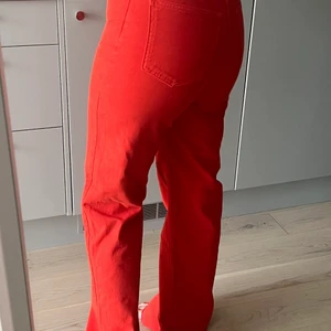 Röda jeans - Röda jeans från Gina Tricot. Strl 38. Skulle dock säga att dom sitter mer som 36! 