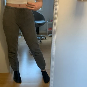 Mjukisbyxor - Gråa mjukisbyxor från Gina som blivit för små. Köparen står för frakt.