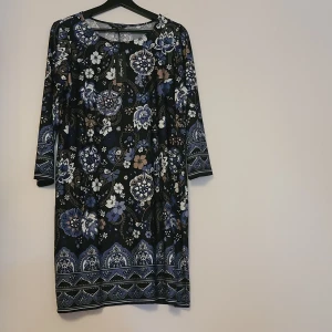 Happy Holly klänning - Happy Holly klänning. Oanvänd.