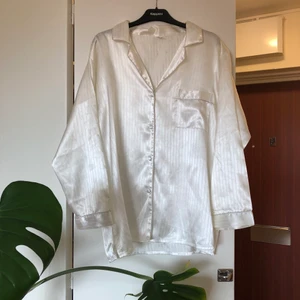 Vit siden skjorta - En angelic vit siden skjorta, nice hybrid mellan pyamas och kavaj. Storlek L men hänger även fint som oversized på typ M/S. ☺️☺️ perfekt sommar topp!