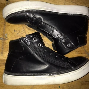 Skor - Skorna är väldigt gamla har haft dom i snart 2 år nu och dom används inte längre, dom är knappt använda skickas med skosnören så klart och är i bra skick ser ut faktiskt som arigato skorna, finns bara inget märke