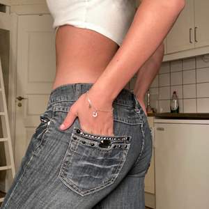 Lågmidjade jeans från märket Monica’s med super fina ”stenar” på, vintage? Bra kvalite och inga defekter:) frakt kostnad tillkommer! Kom ihåg att bara lägga bud du är villig att köpa för sedan!!