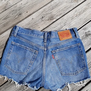 Levi's shorts 501, storlek 25 (XS) - Levi's shorts i modellen 501, storlek 25 (XS). Säljer dom då det är försmå. (KAN TÄNKA MIG ATT BYTTA DOM MOT ETT PAR 27OR)