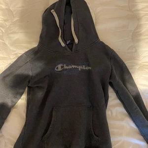 Hoodie  - Här är en Hoodie från Champion i storlek M men skulle säga den mer känns storlek S, Den är blå. Den är nästa aldrig använd, Max 4 gånger. Mest legat i garderoben. Frakt beroende på var den ska skickas. Betalar en del av frakten själv.