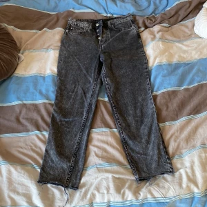 Gråsvarta jeans H&M strl 36 - Gråa jeans från H&M i strl 36, inköpta 2 år sedan och använda sparsamt. Väldigt sköna och ankellånga. Bra till våren och sommaren! Säljer pga av platsbrist i garderoben! 