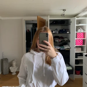 Croppad hoddie - Vit croppad hoddie. Bra skick. Stl xs. Tunn och skön, perfekt o ha på sommaren. 75 inkl frakten 