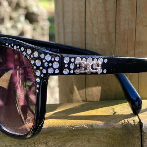 Snygga solglasögon  - Svarta, snygga, bling bling solglasögon. Märkta DG - Fake, men grymt snygga för det. Sparsamt använda. 
