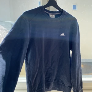 Vintage Adidas Sweater  - Superskön, mörkblå adidas sweater. Oversize storlek S så passar även större!