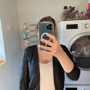 Glittrig cardigan  - Fin cardigan i fint skick