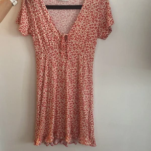 Jättefin sommarklänning - En fin klänning som tyvärr inte kommer till användning lämgre då den är för liten för mig.