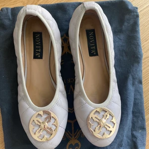 NOVITA Mirano ballerina strl 36  - Hej!  Säljer mina NOVITA Mirano Ballerina i strl 36. De är använda få gånger men upplever de mer som strl 35 nästan pga sitter tight på foten.  Äkta läder som går att torka av lätt med babywipes. Men mindre skavank längst fram enligt bild.   Nypris: 1100kr.   Allt gott, Jennie