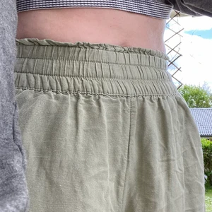 Gröna linnebyxor - Jätte gulliga gröna linnebyxor från hm, bra skick, kan sträcka dom innan dom skickas 