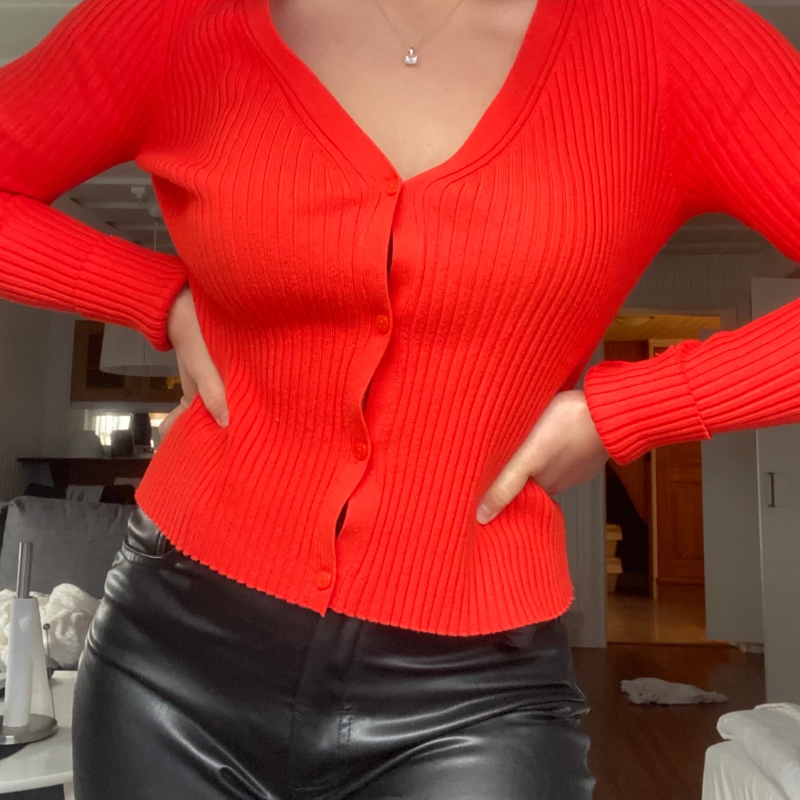 Röd tröja från H&M i strl M - 90