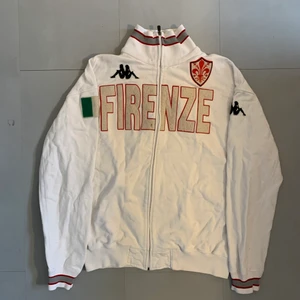 Kappa tröja - Vit kappa tröja med coola tryck. storleken är xxl men sitter som en L på mig.  Kan mötas i centrala Stockholm  eller posta spårbart eller inte du väljer😁