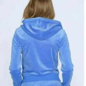 juicy couture kofta blå till salu!  - Koftan är knappast ett halvår gammal och är i toppen skick.Storlek M.