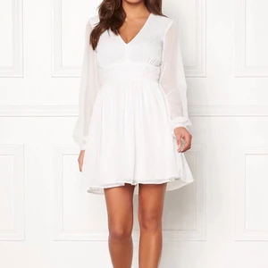 Studentklänning  - Studentklänning från bubbleroom i storlek 32, har aldrig används då corona kom ivägen. Nypris ca 550