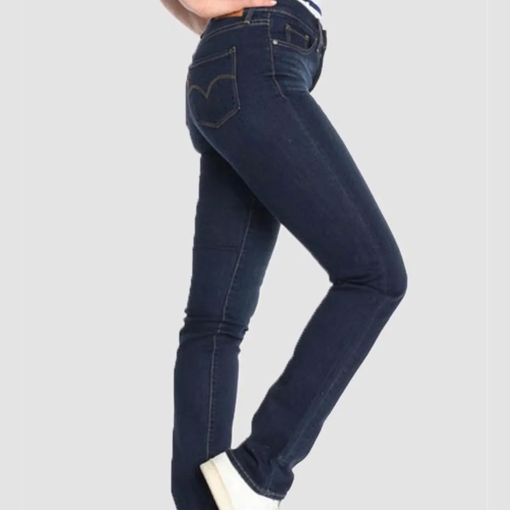 Säljer nu ett par Levis jeans då de är för stora för mig, använda med några slitningar men ser bra ut i skick annars. Jag är 166 som referens. (första bilden är lånad). Jeans & Byxor.