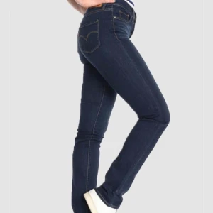 Levis Strauss & Co, jeans strl 27 - Säljer nu ett par Levis jeans då de är för stora för mig, använda med några slitningar men ser bra ut i skick annars. Jag är 166 som referens. (första bilden är lånad)
