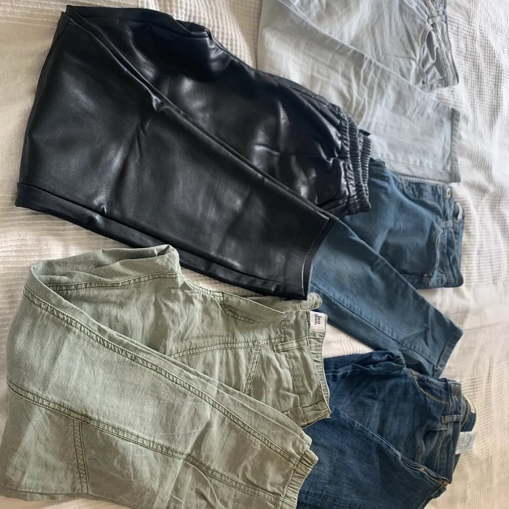 1. Roxy jeans size 25. 2. LiuJo size 28. 3. Guess size 26. 4. Black faux leather LINDEX size 36. 5. Cargo pants JustJeans size 36. More pics on request. 60sek/piece. Jeans & Byxor.