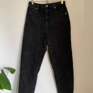 Svarta mom jeans från levis i storlek W29. Lite urtvättad wash, inte av tvätt utan köpta så! Använda ett fåtal gånger, perfekt skick. 450 kr inkl frakt 