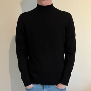 Hm svart turtul neck tröja. Storlek L - Svart turtul neck tröja köpt från Hm för ett och ett halv år sedan. Storleken är large men den är något kort på mig då jag är 190. Tröjan är i bra skick och inte speciellt använd. Inga skador eller fläckar. 