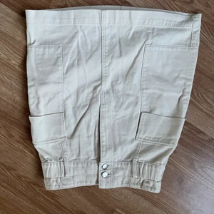 Kjol - Créme färgad kjol, aldrig använd. Köparen står för eventuell frakt. 🌸