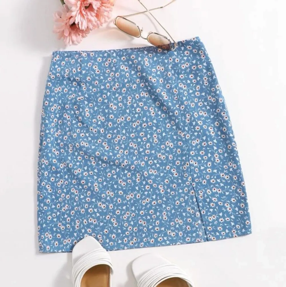 Blommig kjol från SHEIN, finns inte kvar på hemsidan. Aldrig använd pga fel storlek så i väldigt fint skick ❤️. Kjolar.