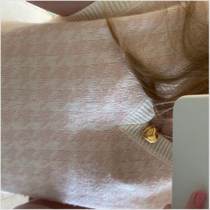 H&M Rosa och Vit mönstrad väst - Använd ett fåtal gånger. Inga fläckar. Passar stockholmsstil eller coquette stil. Houndstoothmönster och stickad. Köp direkt för 175kr❤️