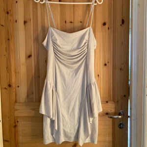 sommarklänning - Fick detta plagg av min mamma men är tyvärr för stort och vill inte att klänningen bara ska ligga i garderoben oanvänt för titta va söt den är😩