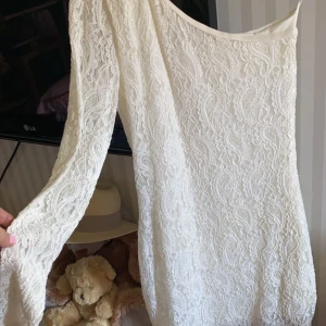 Vitta Klänning storlek M  spets tyg - Vit klänning  fint och ganska ny 