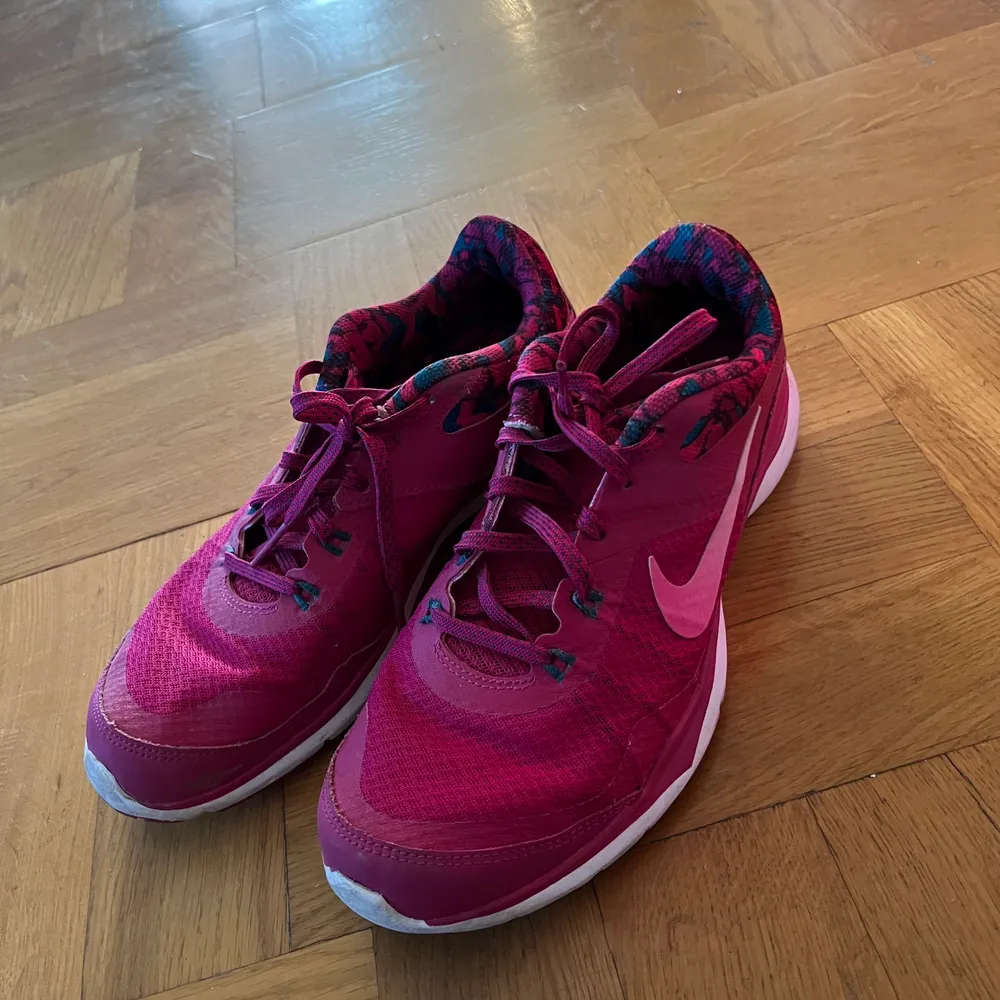 Rosa/lila/blå Nike skor . Skor.