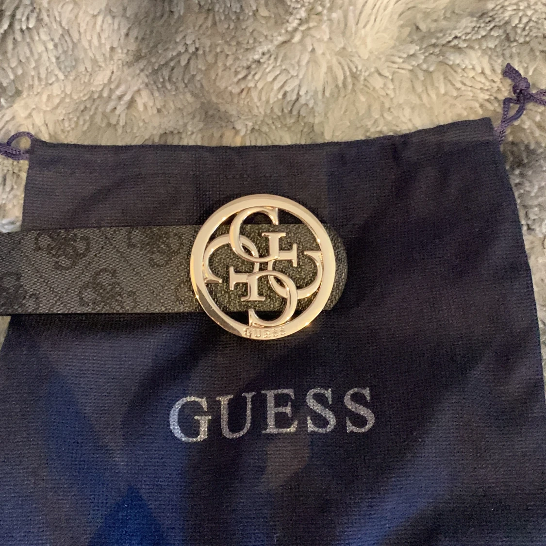 Guess bälte med guld spänne  - 91