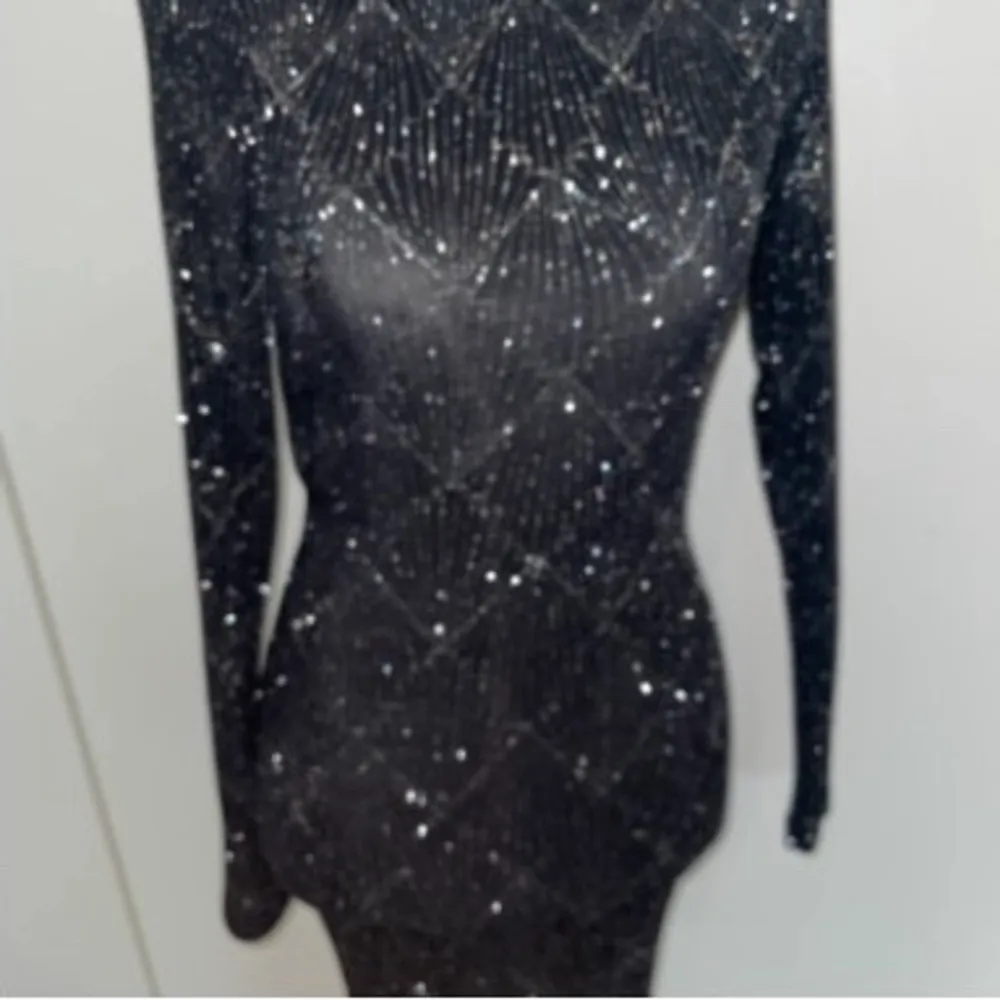 En fin glittrig svart fest klänning funkar till många olika tillställningar!! Den har en öppen rygg och en skönt material!💗🫶. Klänningar.