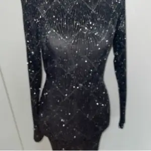En fin glittrig svart fest klänning funkar till många olika tillställningar!! Den har en öppen rygg och en skönt material!💗🫶