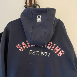 Sail Racing Hoodie, Storlek L - Har en hel del olika tröjor/jackor jag vuxit ur, säljer de billigt.