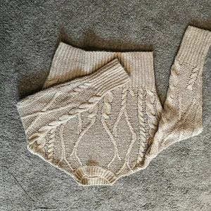 Fin stickat tunn tröja - Väldigt fin lite tunnare stickat tröja i färgen cream 