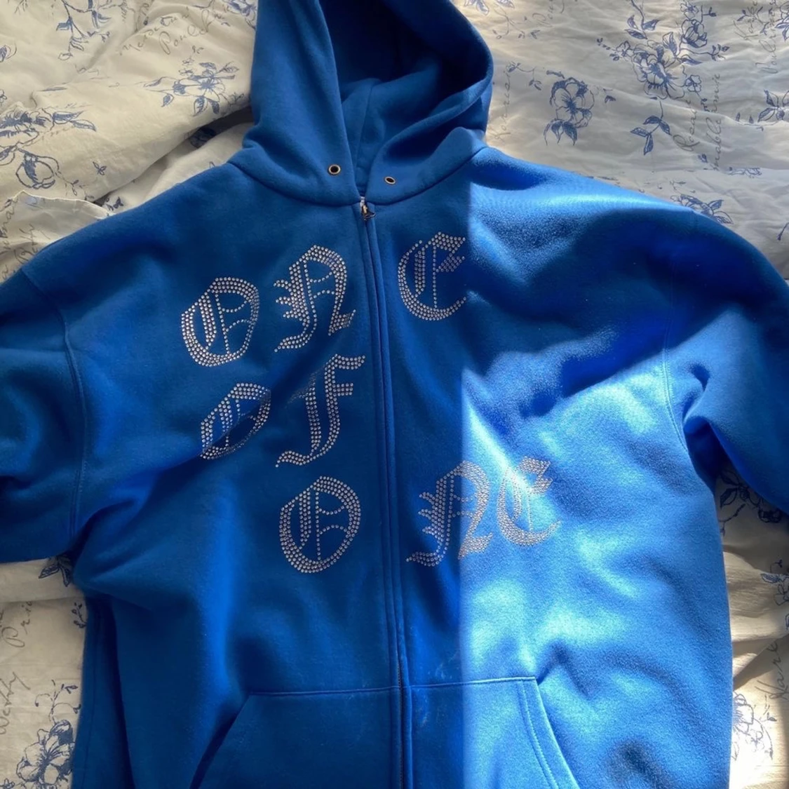 One of one blå hoodie