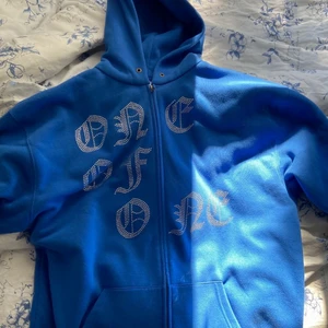 One of one blå hoodie  - Säljer denna i size m för jag knappt använder den   