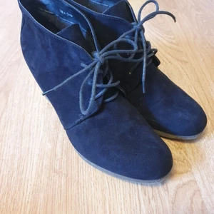 Klackskor  - Svarta klackskor av fejkläder som jag nu vill sälja eftersom de är lite stora för mig då jag har 37. Dessa passar de som har skostorlek 39. 7 cm hög klack. 