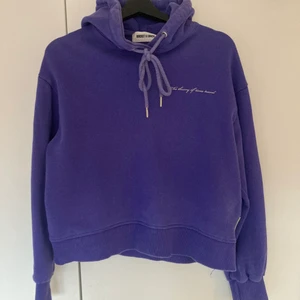 Rocket X Lunch Hoodie - Lila hoodie med quote ”the theory of time travel” skriven i liten text på framsidan och en grafisk design på ryggen. Använd ett fåtal gånger. Nypris: 1,100kr. Dessa säljs inte längre💕