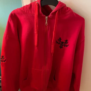 Hoodie - Cool hoodie köpt på Plick men har inte fått användning för den, den är i bra skick och materialet är ganska tjockt så den är jätteskön