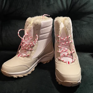 Vita vinterskor - Helt oanvända vinterskor jag köpte i vintras, anledningen är för det stod på hemsidan att det är storlek 38 men skulle anta att det är storlek 36 max. men jätte fina och hur skönt fodrat som helst!!🥰